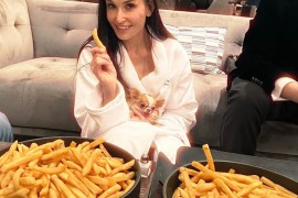 Demi Mur se uz duplu porciju pomfrita oporavila od šoka (FOTO)