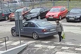 Mercedesom udario ženu pa pobjegao, kamere sve snimile (VIDEO)
