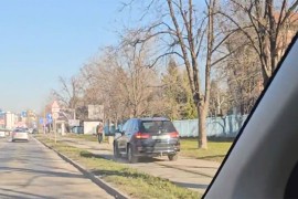 Autom u Banjaluci vozio po trotoaru i biciklističkoj stazi (VIDEO)