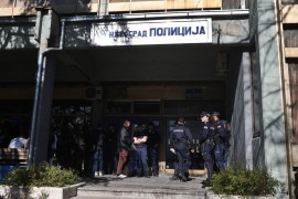 Građani se okupljaju ispred PU u Beogradu, advokati ne mogu do ...