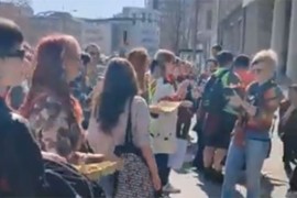 Skupština Novog Sada gađana jajima (VIDEO)
