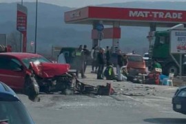 Žestok sudar golfa i traktora, tri osobe povrijeđene