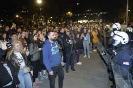 Incident u Beogradu: Mladić šakom udario u glavu dvojicu učesnika ...