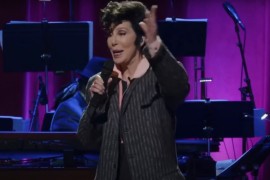 Šer nastupila obučena kao Elvis Prisli (VIDEO)
