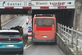 Autobus s djecom zapeo u podvožnjaku u Zagrebu: "Izvlačili su ih kroz ...