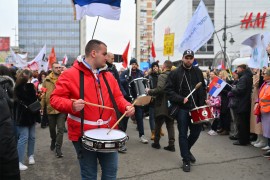 Oko 2.000 studenata kreće pješke iz Novog Sada za Beograd, objavljena ...