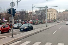 Traktori okružili park u kojem protestuju "studenti koji žele da ...