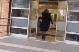Obrenovčani opštinare gađali jajima: “Marš, bre, sramoto grada” ...