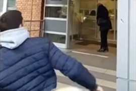 Hapšenja u Obrenovcu zbog gađanja jajima zaposlenih u opštini (VIDEO)