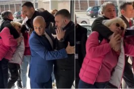 Radnik obezbjeđenja davio ženu na ulazu u Skupštinu grada Kragujevca ...
