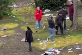 Snimak iz Pionirskog parka: Ko je koga udario i poprskao biber-sprejom ...