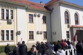 Napeto kod Skupštine Bogatića: Građani razbili prozore, gađali ...