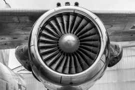 Avion pun putnika preusmjeren zbog problema sa motorom