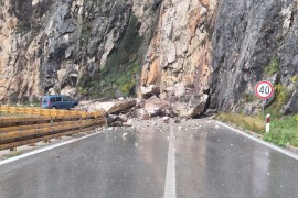 Veliki odron kod Makarske, ogromno kamenje zatrpalo cestu