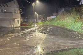 U Cazinu bujične vode zatvorile mostove i otežale saobraćaj