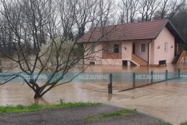 Dramatično u Potkozarju: Voda prodrla kroz nasip