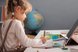 Volonteri pomažu osnovcima da savladaju gradivo