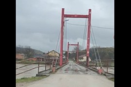 Strahuje se da će poplaviti most koji vodi za Sanski Most i Ljubiju ...