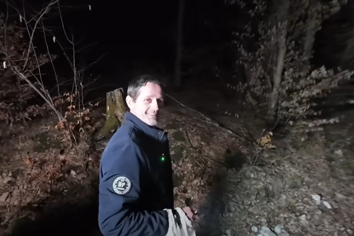 Marko odlično zarađuje loveći žabe noću u šumi (VIDEO)