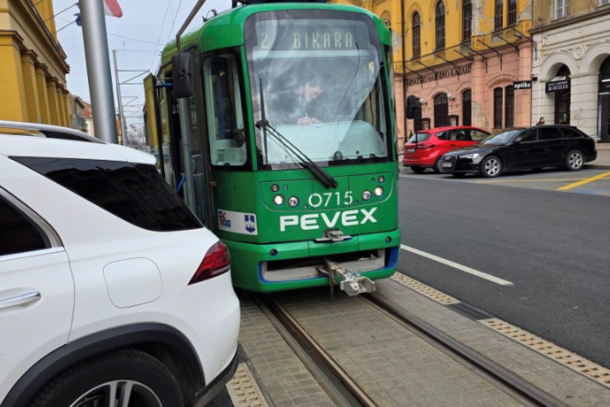 Tramvaj zapeo zbog parkiranog auta Biljane Borzan