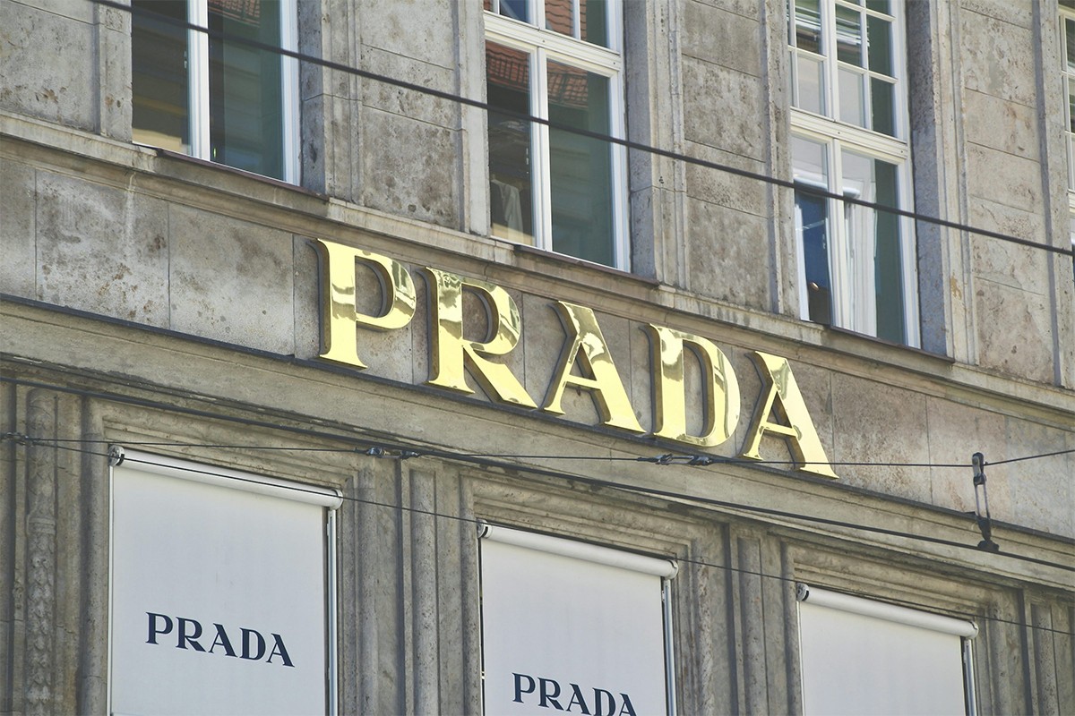 Prada želi da preuzme Versace