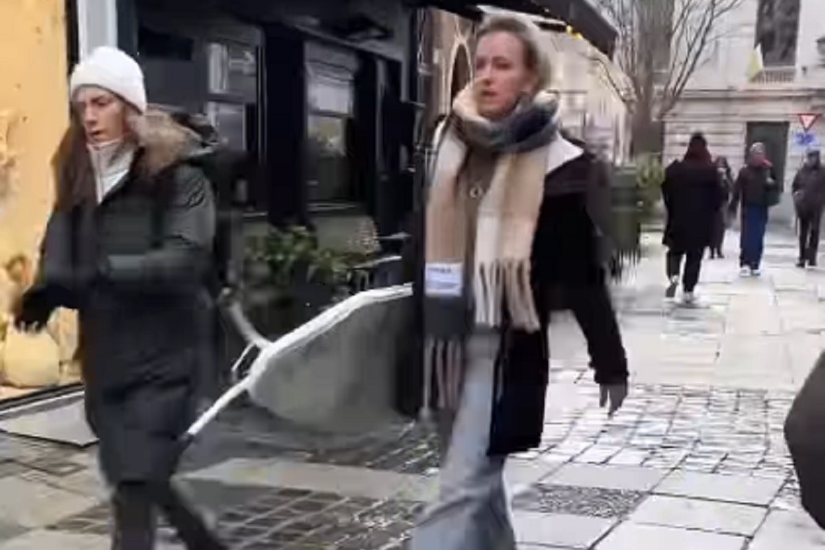 Mladi sve češće nose daske za peglanje po ulici, a svijet se pita zašto (VIDEO)