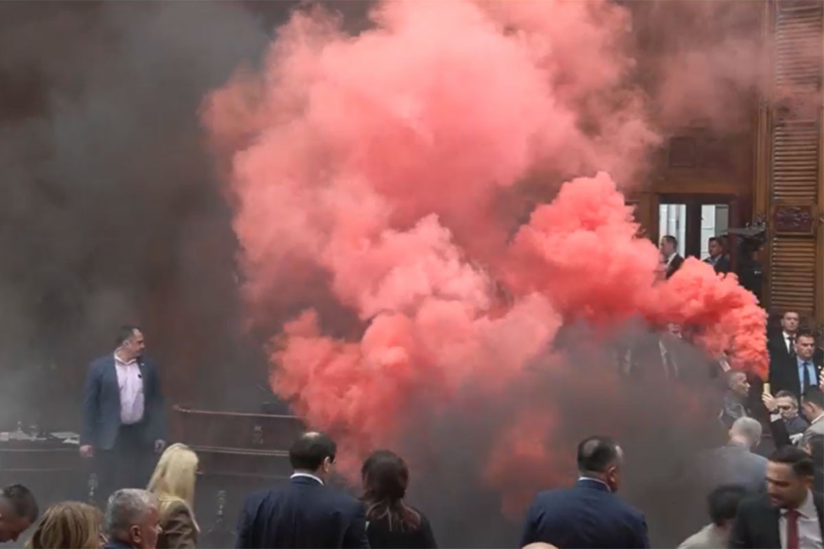 Haos u Skupštini Srbije: Fizički obračun, zapaljene dimne bombe (VIDEO)