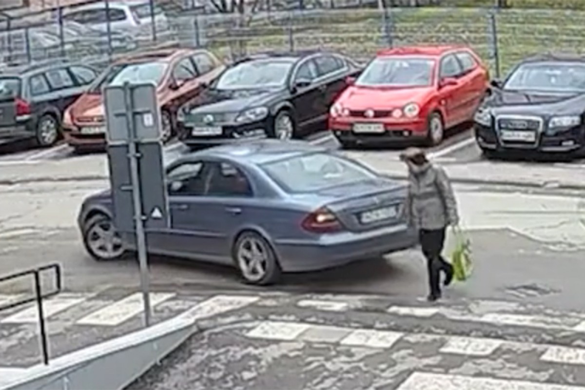 Mercedesom udario ženu pa pobjegao, kamere sve snimile (VIDEO)