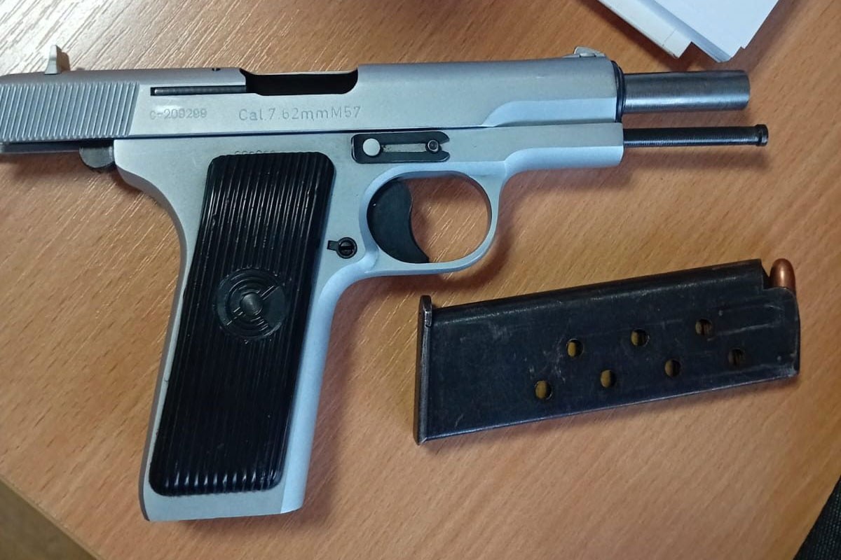 Policija tražila drogu, pronašla i oduzela pištolj sa municijom