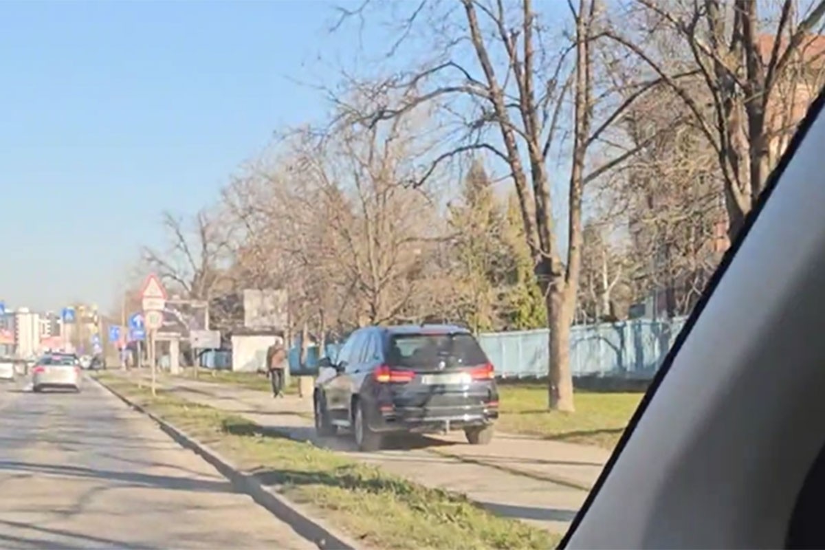 Autom u Banjaluci vozio po trotoaru i biciklističkoj stazi (VIDEO)
