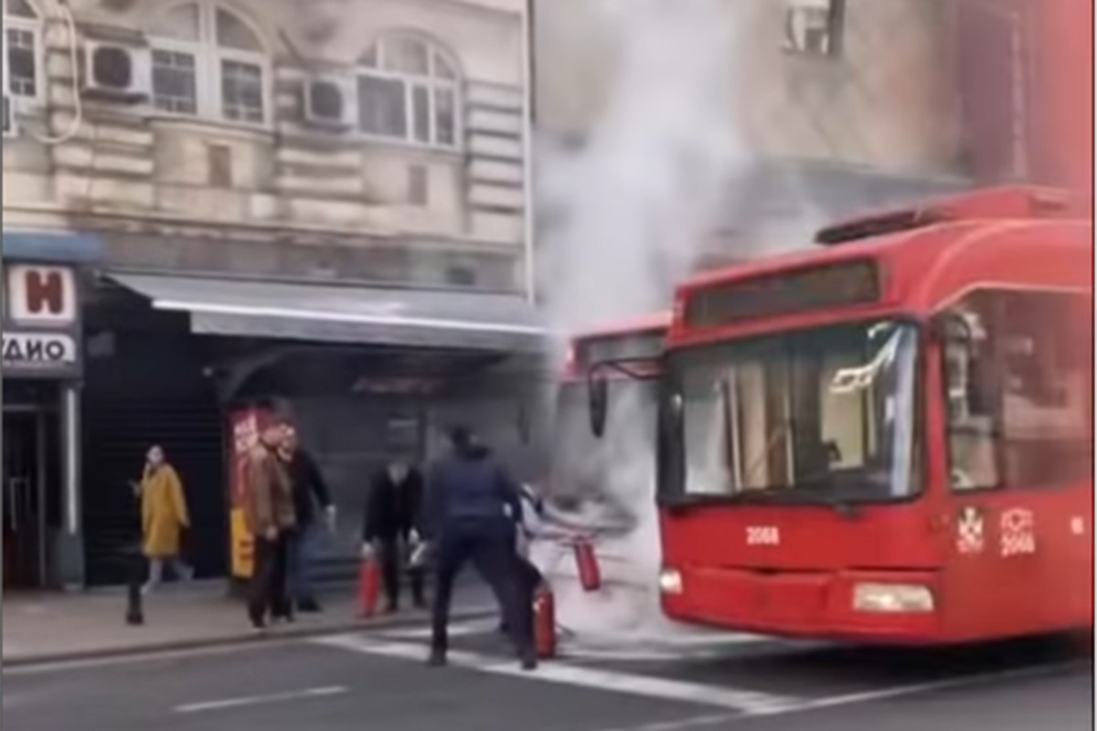 Zapalio se trolejbus u centru Beograda, putnici istrčali iz vozila (VIDEO)