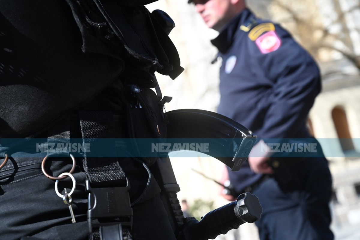 Duge cijevi i Žandarmerija ispred Palate Republike u Banjaluci (FOTO/VIDEO)