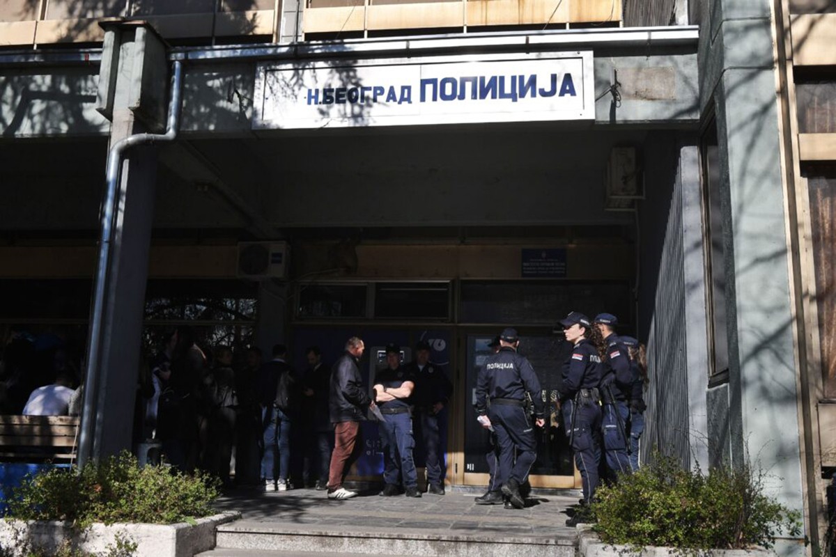 Građani se okupljaju ispred PU u Beogradu, advokati ne mogu do privedenih (VIDEO)