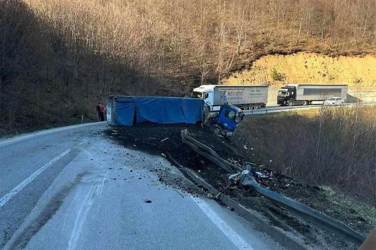 Prevrnuo se teretnjak na prevoju Rostovo, saobraćaj obustavljen