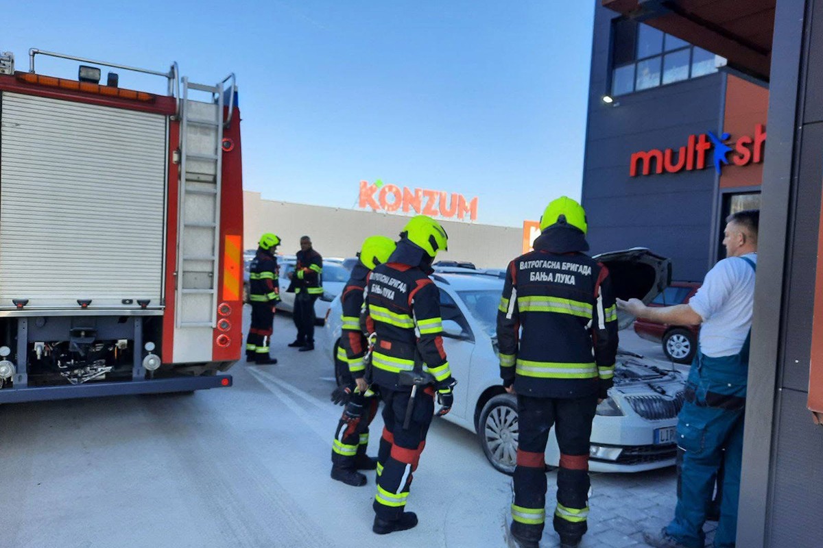 Gorio auto u centru Banjaluke (FOTO)