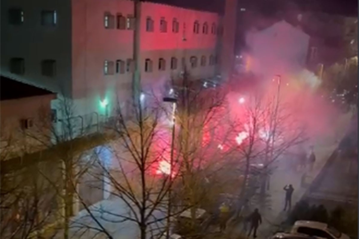 Navijači Veleža ispred mostarskog zatvora: "Ustaška policija, mito i korupcija" (VIDEO)