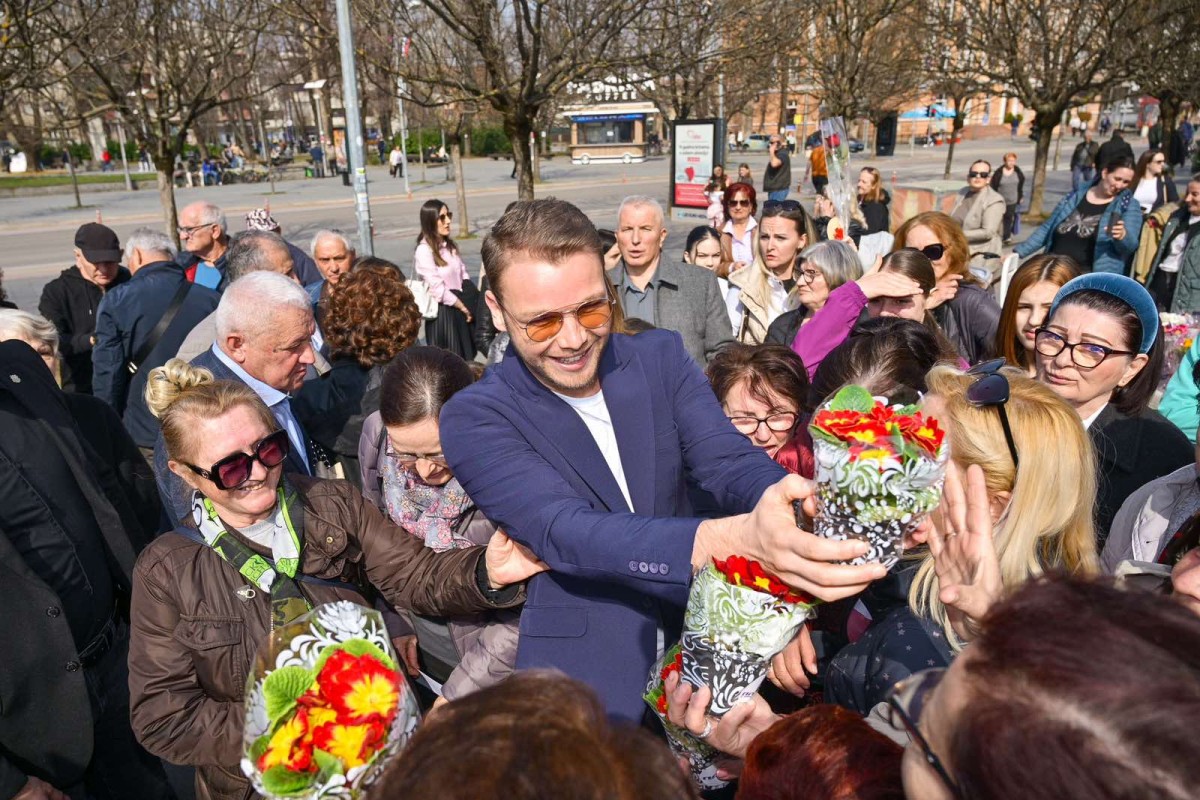 Stanivuković dijelio cvijeće damama u Banjaluci povodom 8. marta