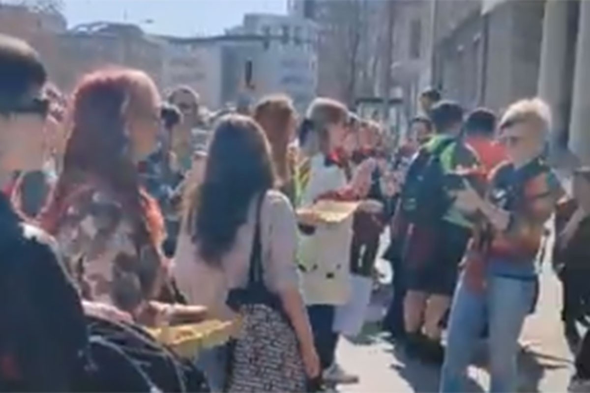 Skupština Novog Sada gađana jajima (VIDEO)
