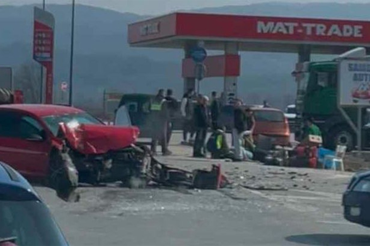 Žestok sudar golfa i traktora, tri osobe povrijeđene