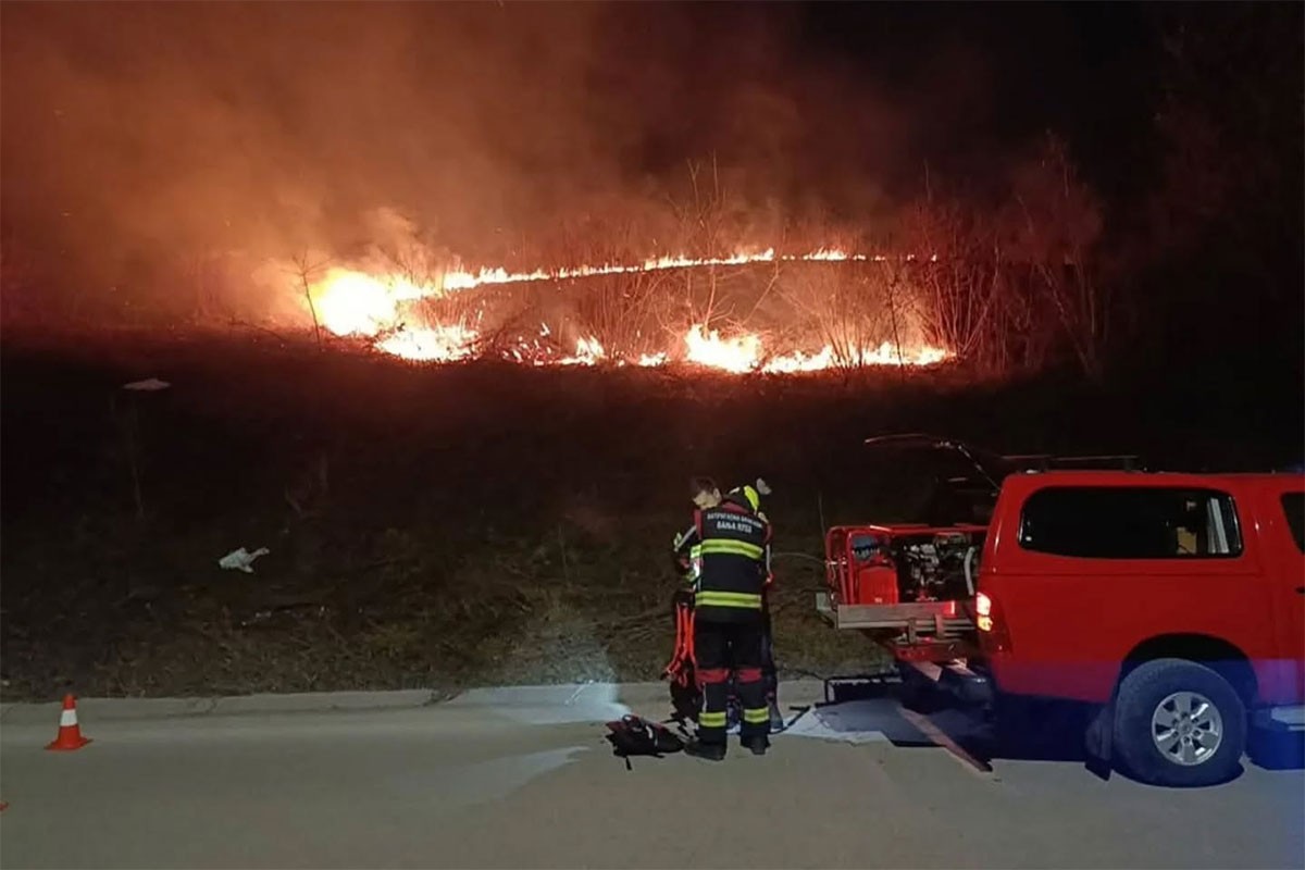Vatrogasci u Banjaluci imali pune ruke posla zbog požara