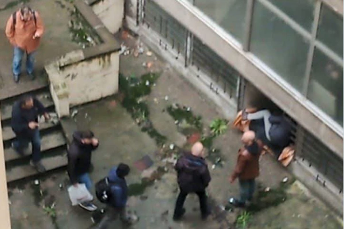 Zgrada RTS-a i dalje blokirana, zaposleni ulaze kroz prozor u suterenu (FOTO, VIDEO)