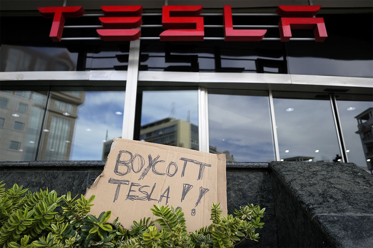 Akcije kompanije Tesla pale za 15 odsto, najbržim tempom za posljednjih pet godina