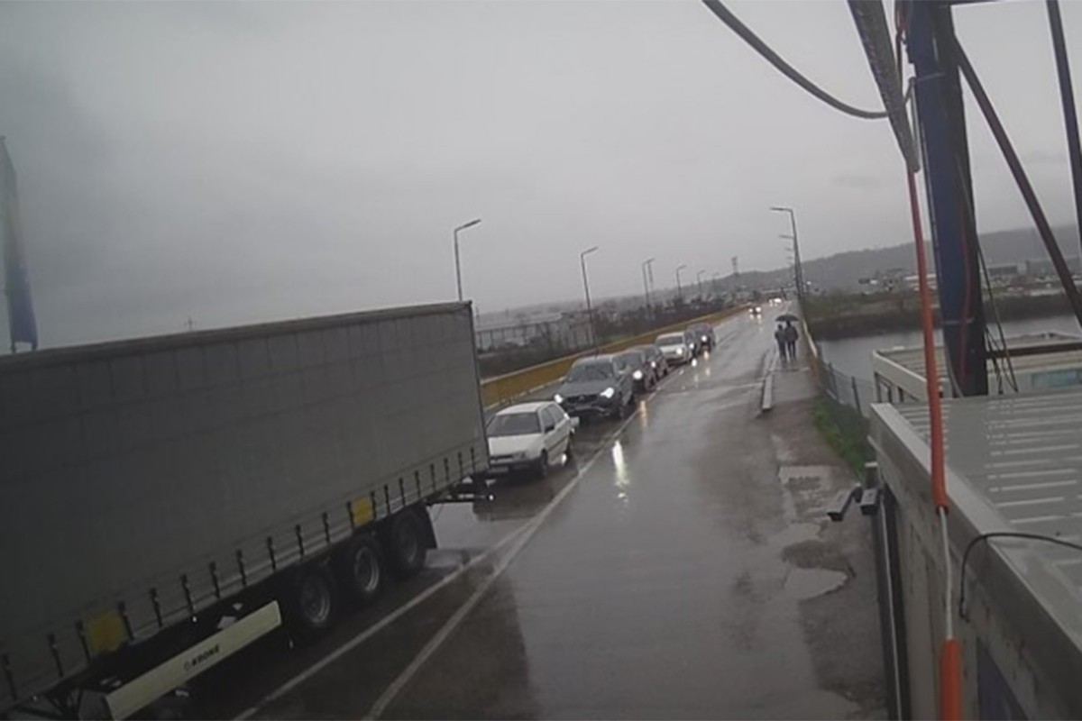 Gužva u Gradišci na izlazu, na prelazu Šepak u oba pravca
