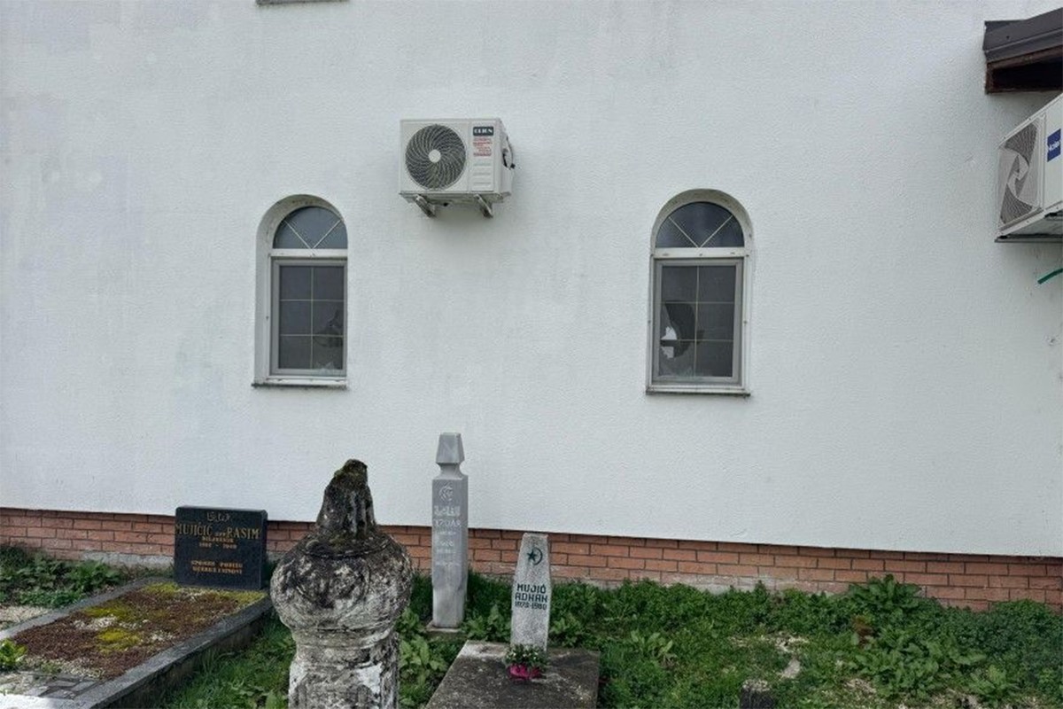 Razbijeni prozori na džamiji u Kozarskoj Dubici