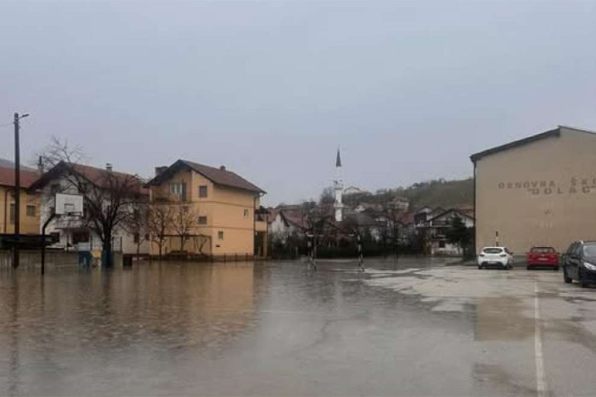 Obilne padavine izazvale probleme u Travniku: Poplavila škola, nastava otkazana