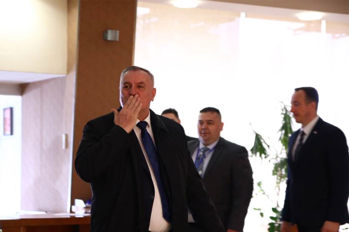 Višković slao poljupce novinarima