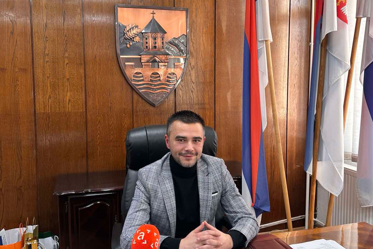 Što prije identifikovati one koji su oštetili prozore na džamiji