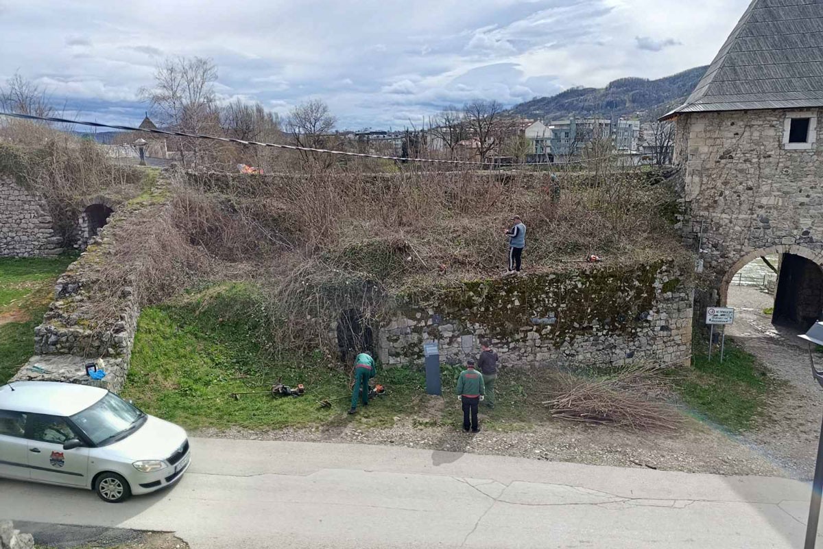 Počelo detaljno čišćenje prostora tvrđave Kastel