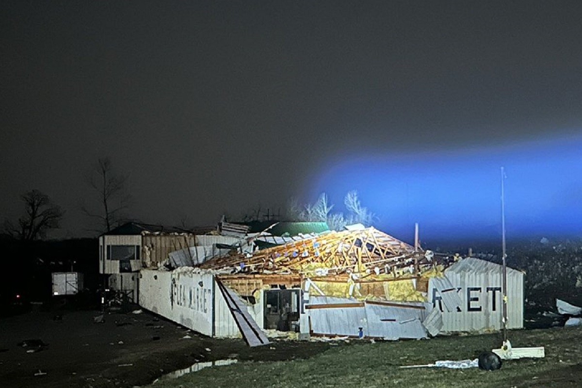 Oluja koja širi strah odnijela najmanje 16 života i sravnila na desetine domova (VIDEO)