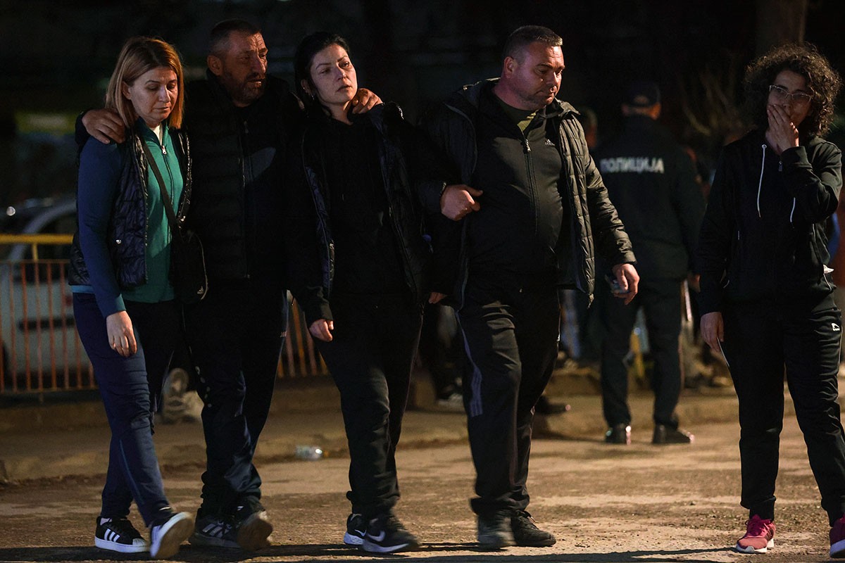 Roditelji formirali živi zid ispred bolnice: "Cijeli svijet zna zašto su nam djeca umrla" (VIDEO)